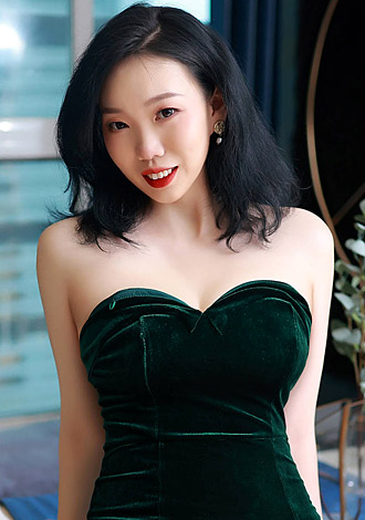 Gorgeous profiles pictures: young China member Xin(sophia) from Shanghai